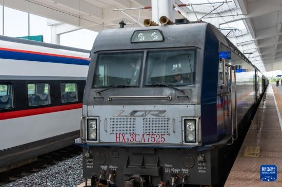 8月5日，由老撾籍火車司機獨立駕駛的滿載貨物的列車駛出中老鐵路萬象站。新華社發(fā)（凱喬 攝）