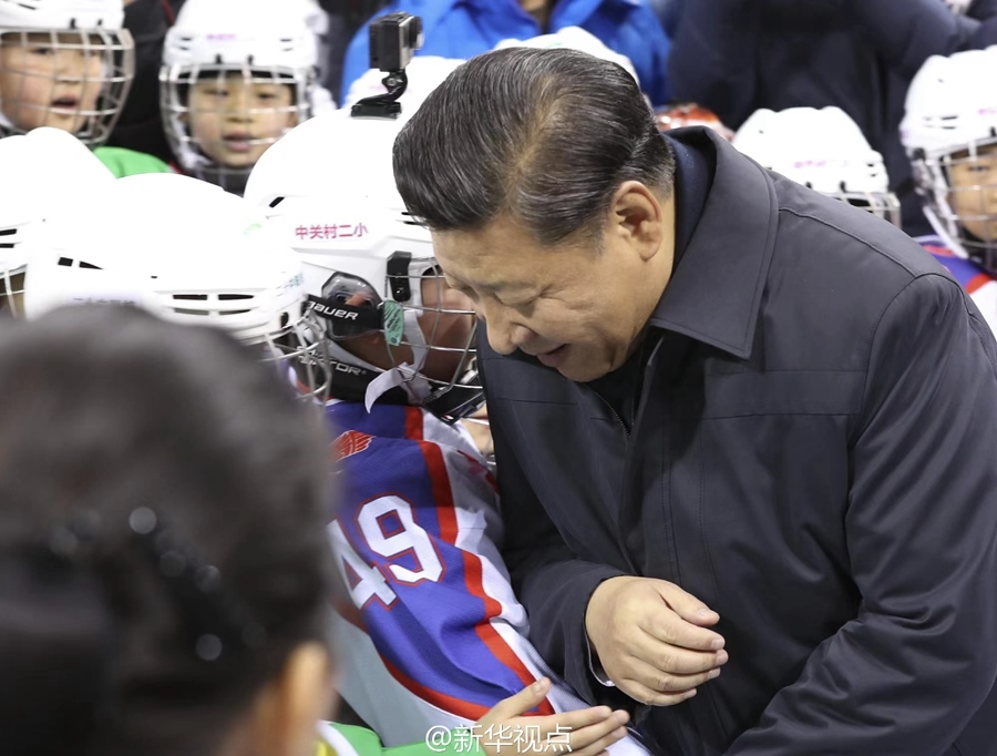 2017年2月24日，習近平總書記在北京五棵松體育中心考察時同青少年冰球愛好者“撞肩”，表示相互問候。新華社記者 丁林 攝