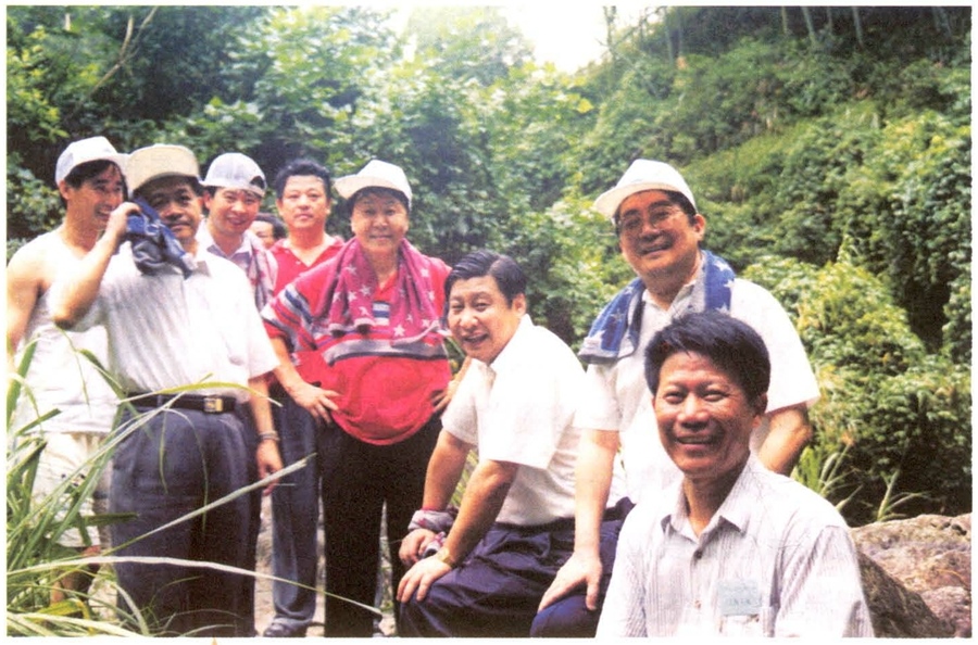 1999年6月，習近平在福州森林公園參加紀念毛主席“發(fā)展體育運動，增強人民體質(zhì)”題詞47周年登山健身活動。（資料照片，來源：《習近平在福建》（下））