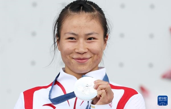 北京時(shí)間8月7日，在巴黎奧運(yùn)會(huì)攀巖女子速度賽比賽中，中國(guó)選手鄧麗娟獲得銀牌。圖為亞軍中國(guó)選手鄧麗娟在頒獎(jiǎng)儀式上。新華社記者 高靜 攝