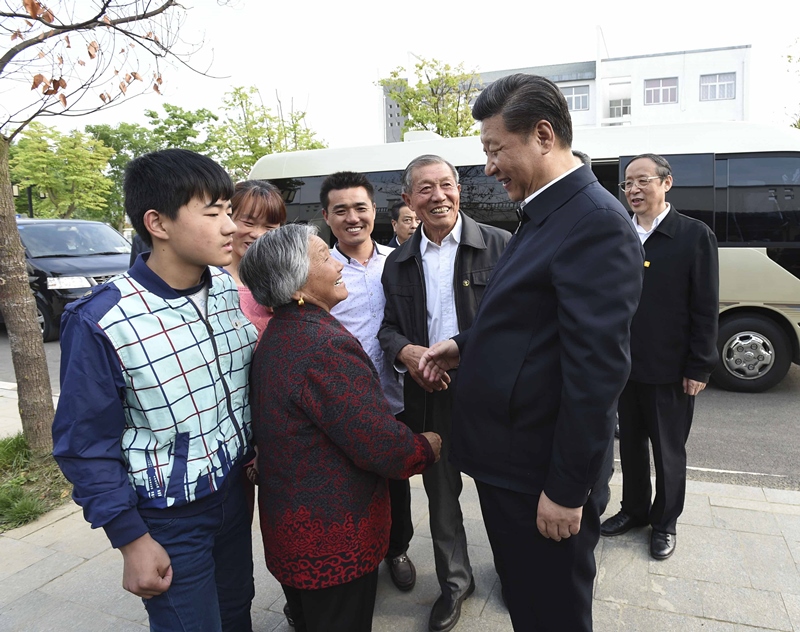 2016年4月25日，習(xí)近平在安徽省滁州市鳳陽縣小崗村看望當年大包干帶頭人嚴金昌（右三）一家。
