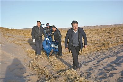 徐先英（右一）帶隊在沙漠腹地試驗新型手扶式小沙障機。受訪者供圖