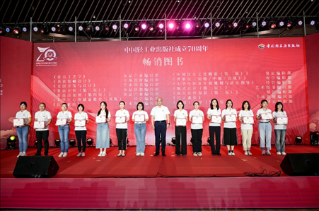 活動(dòng)現(xiàn)場(chǎng)為近五年精品力作、暢銷圖書頒獎(jiǎng)。主辦方供圖