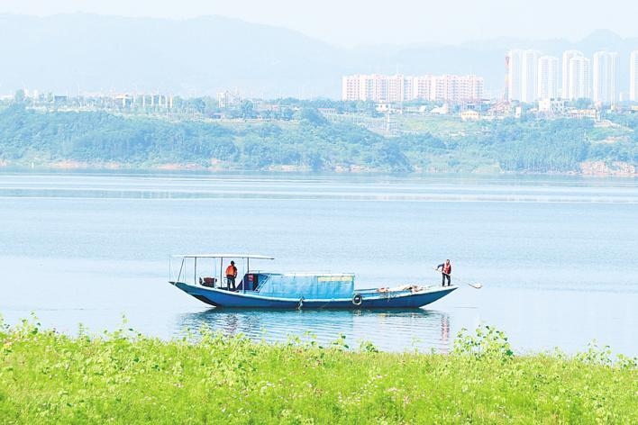 △湖北十堰鄖陽(yáng)區(qū)的志愿者在打撈漂浮物。