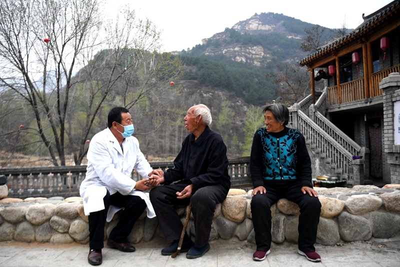 2020年4月15日，在河北阜平縣龍泉關(guān)鎮(zhèn)駱駝灣村，村醫(yī)霍建國(guó)為村民把脈。