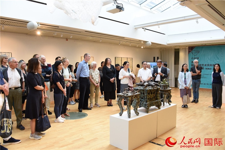 來(lái)賓參觀展覽作品。人民網(wǎng)記者 殷淼攝
