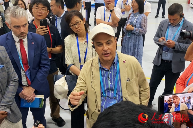 阿根廷駐華大使馬致遠(yuǎn)與億華通動(dòng)力科技有限公司總經(jīng)理于民討論關(guān)切問(wèn)題。人民網(wǎng) 宋歌攝
