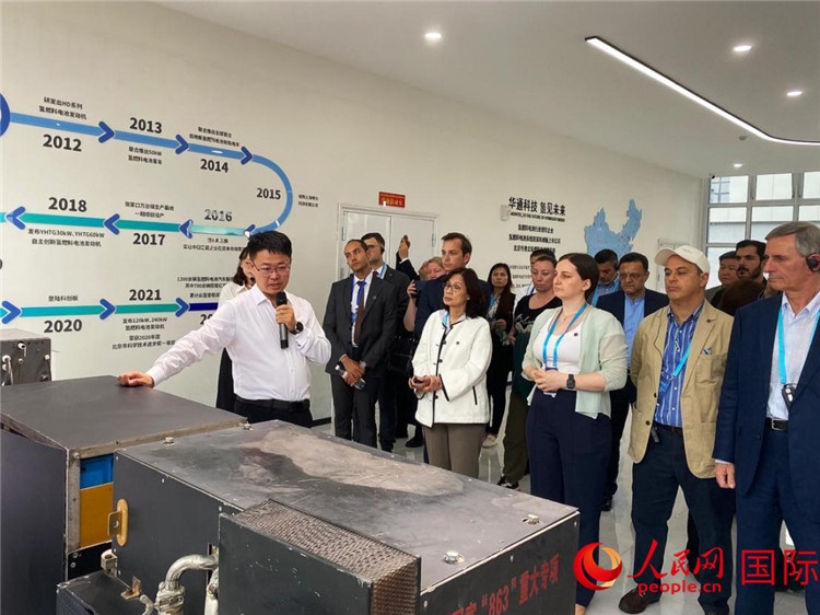 于民向駐華外交官和國(guó)際組織駐華代表介紹企業(yè)發(fā)展情況。人民網(wǎng) 宋歌攝