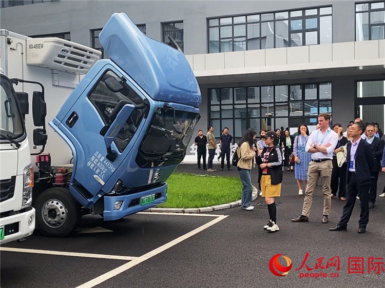 于民向駐華外交官和國(guó)際組織駐華代表介紹燃料電池車型。人民網(wǎng)記者 于洋攝