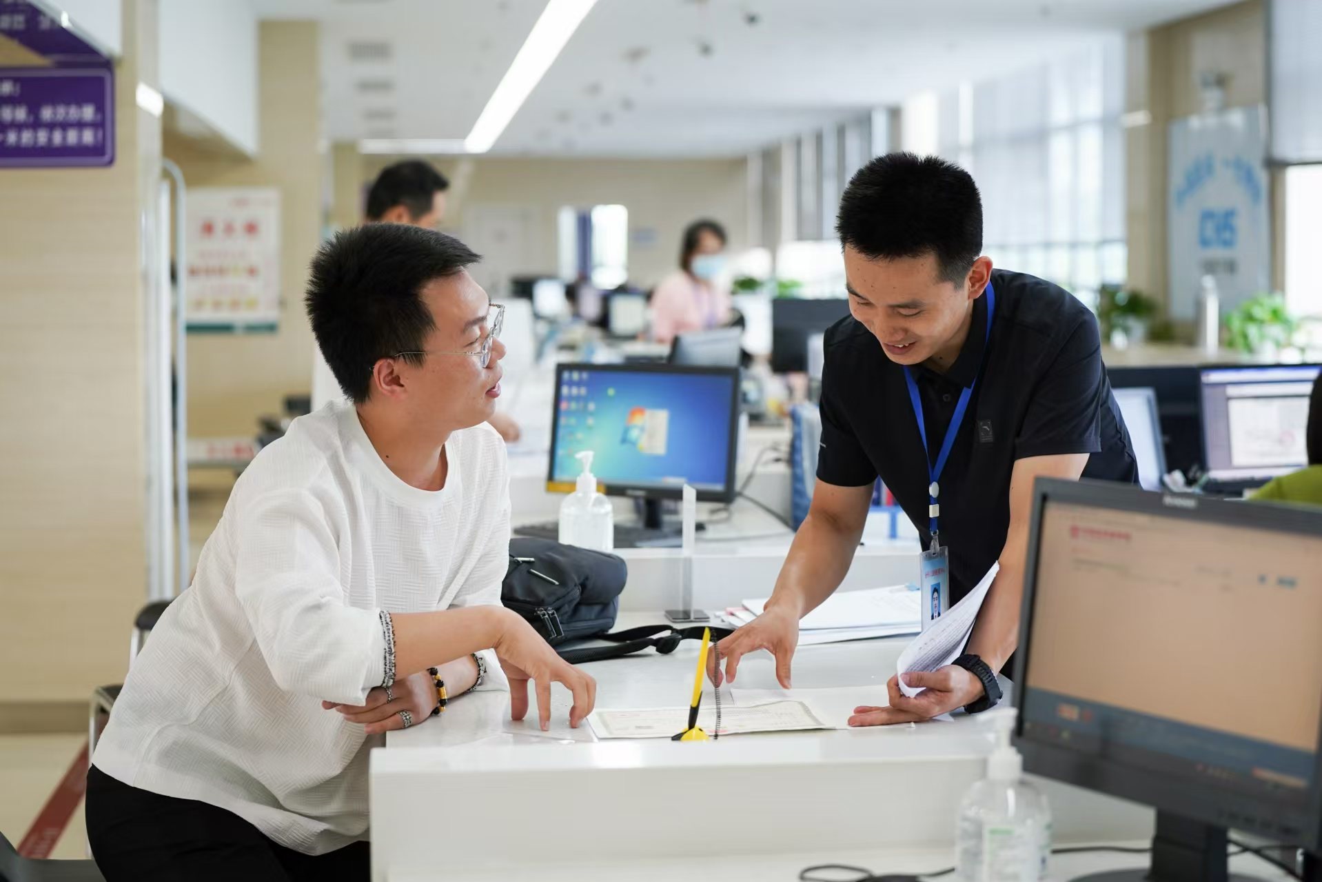 安徽省池州市市民在市政務(wù)服務(wù)大廳辦理業(yè)務(wù)。人民網(wǎng)記者 王銳攝