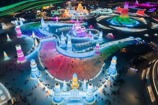 2024年1月1日，來自世界各地的游客在哈爾濱冰雪大世界園區(qū)內(nèi)游玩（無人機照片）。