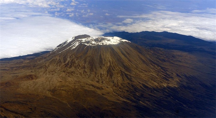 2012年8月3日，常被云霧環(huán)繞的乞力馬扎羅山云開霧散，雄姿一覽無余。新華社記者丁海濤攝