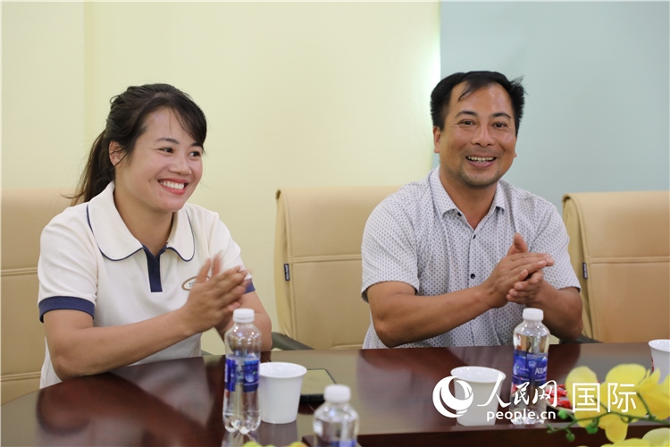 越南沙巴市黃連寄宿制民族小學(xué)老師阮氏秋姮、阮文享。人民網(wǎng)記者簡承淵攝