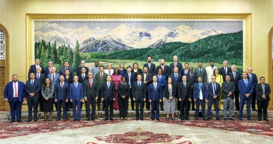  8月30日，國家副主席韓正在北京集體會(huì)見出席2024年國際議員友好交流論壇的各國代表。新華社記者 丁林 攝