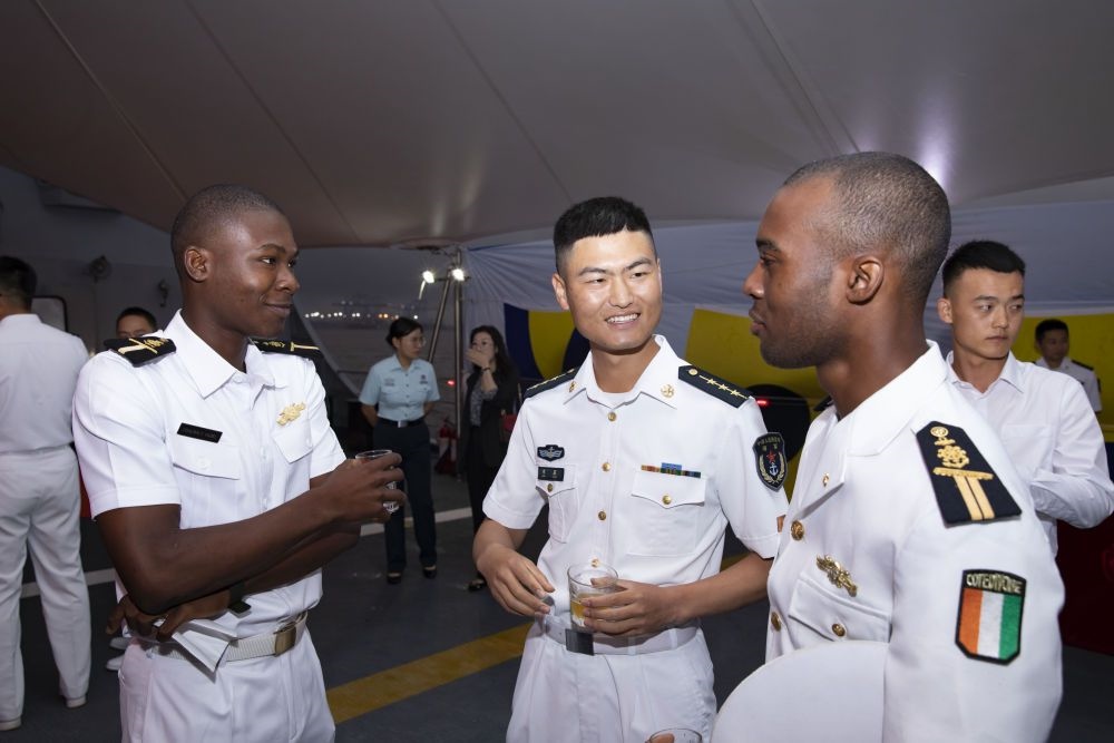 2023年6月25日，中國和科特迪瓦雙方官兵在南寧艦舉辦的甲板招待會上交流。中國海軍第43批護航編隊22日抵達科特迪瓦經(jīng)濟首都阿比讓，開始對科特迪瓦為期4天的友好訪問。