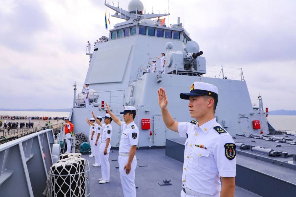 2023年7月8日，中國海軍第43批護航編隊官兵向加蓬利伯維爾奧文多港碼頭的歡迎人群揮手致意。中國海軍第43批護航編隊抵達加蓬利伯維爾，開始對加蓬進行為期4天的友好訪問。