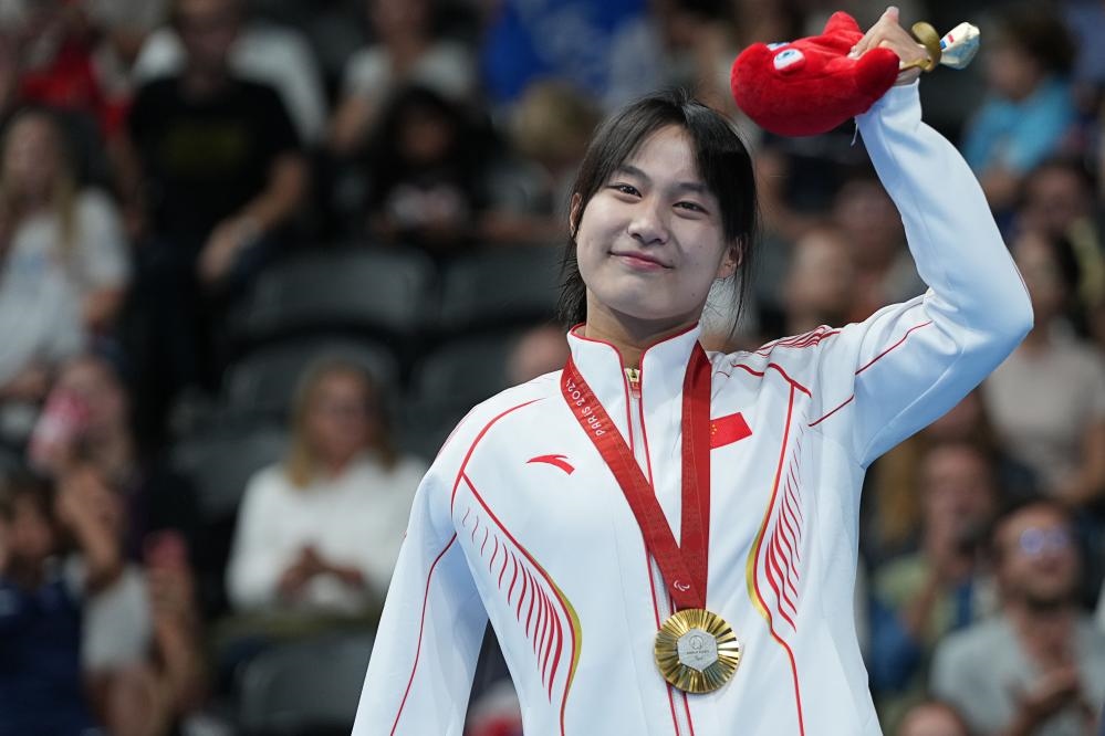 9月4日，蔣裕燕在巴黎殘奧會游泳女子100米自由泳S7級頒獎儀式上。新華社記者 熊琦 攝