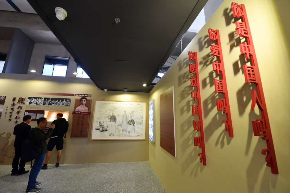 在南開大學(xué)海冰樓內(nèi)，墻上掛著“愛國三問”（2019年10月14日攝）。新華社記者 李然 攝