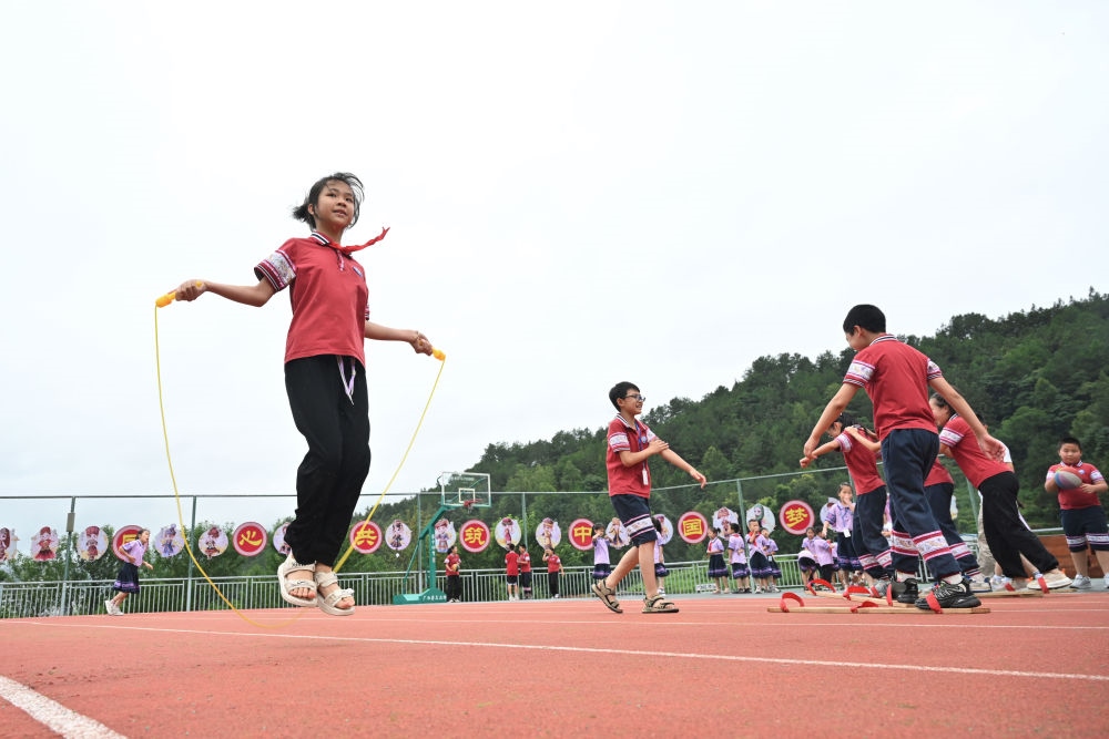 在廣西桂林市龍勝各族自治縣龍勝鎮(zhèn)第二小學(xué)，學(xué)生在大課間跳繩（2024年6月26日攝）。新華社記者 姜克紅 攝