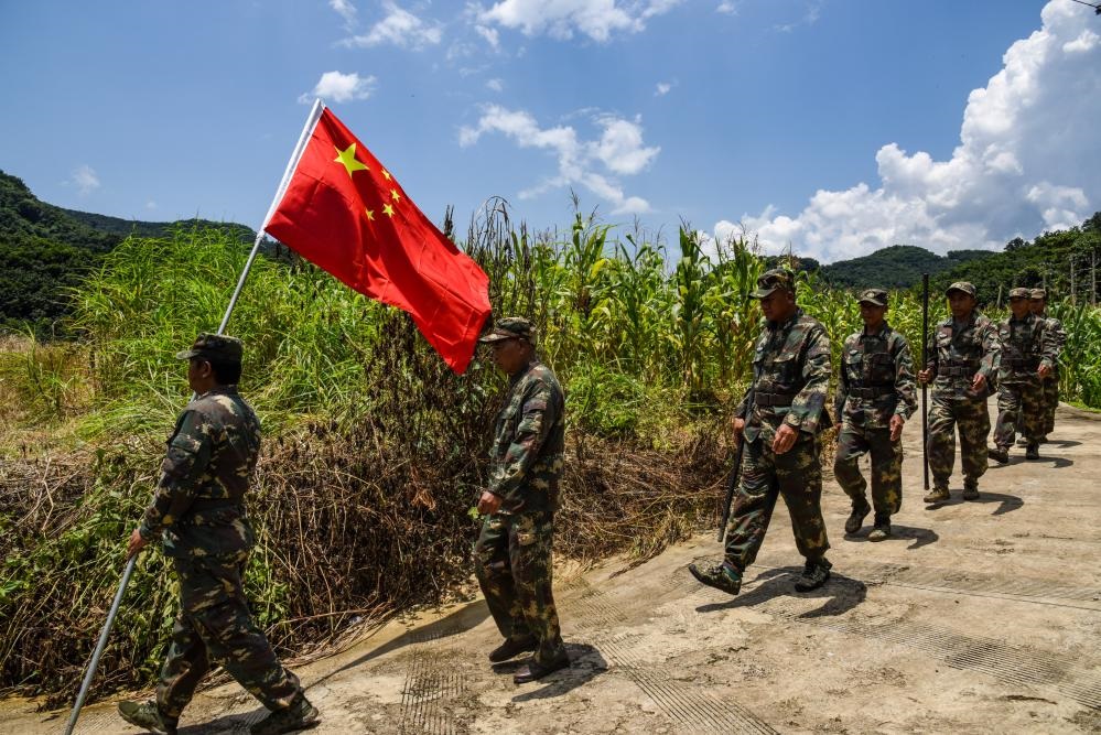 8月16日，老支書尼紅（左二）和班老鄉(xiāng)班搞村巡邊隊(duì)一起出發(fā)去巡邊。新華社記者吉哲鵬 攝