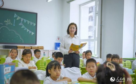 9月9日，黑龍江省哈爾濱市花園小學(xué)，語文老師正在給二年級小學(xué)生們上課。人民網(wǎng)記者 張哲鑫攝