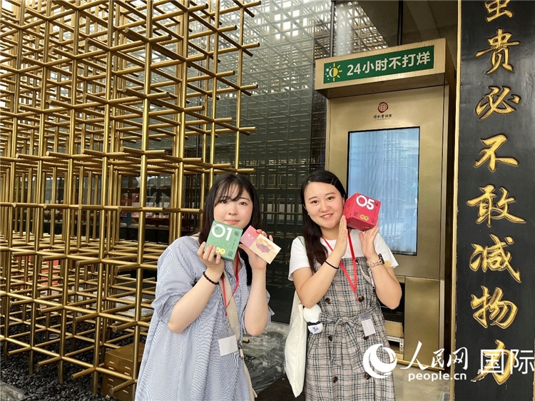 5. 代表團團員展示通過無人售藥機購買的盲盒。（人民網記者陳思 攝）