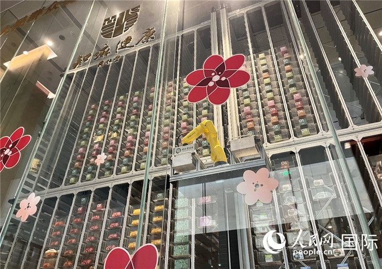 6. 機械臂正在取貨。（人民網記者陳思 攝）