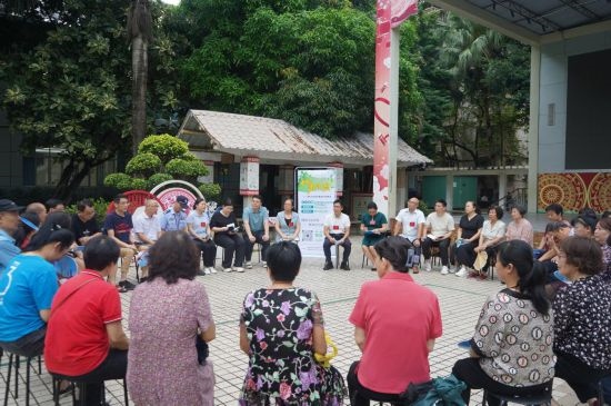  南寧市青秀區(qū)新竹社區(qū)召開(kāi)“竹聲傾談”民情懇談會(huì)。（李抒蓉 攝）