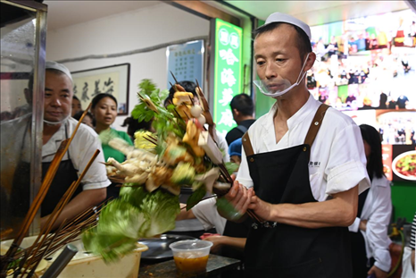 店員準(zhǔn)備制作天水麻辣燙。新華社記者 范培珅 攝