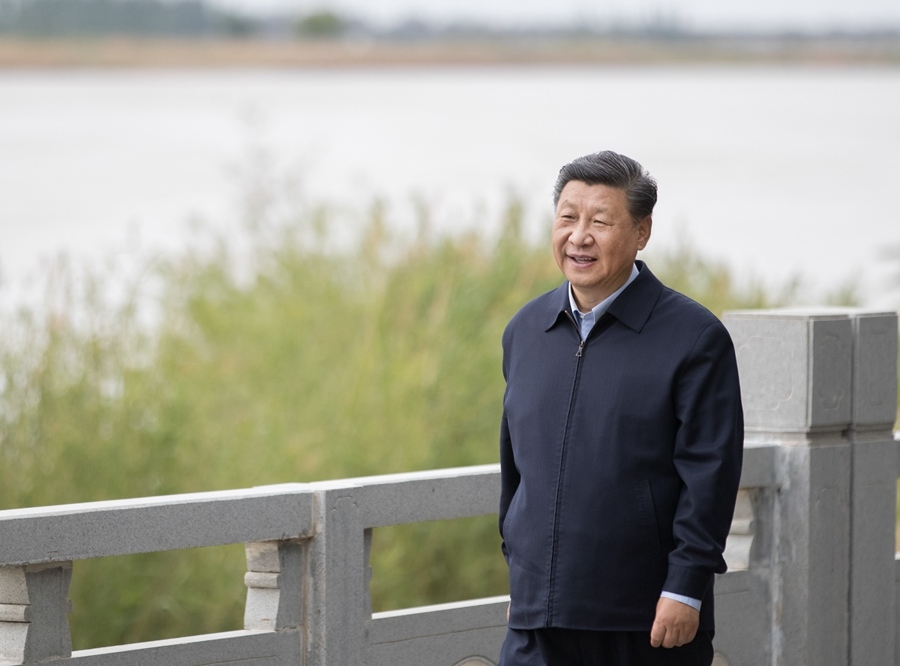 2020年6月8日，中共中央總書記、國家主席、中央軍委主席習(xí)近平在寧夏黃河吳忠市城區(qū)段了解加強(qiáng)黃河流域生態(tài)保護(hù)情況。新華社記者 王曄 攝