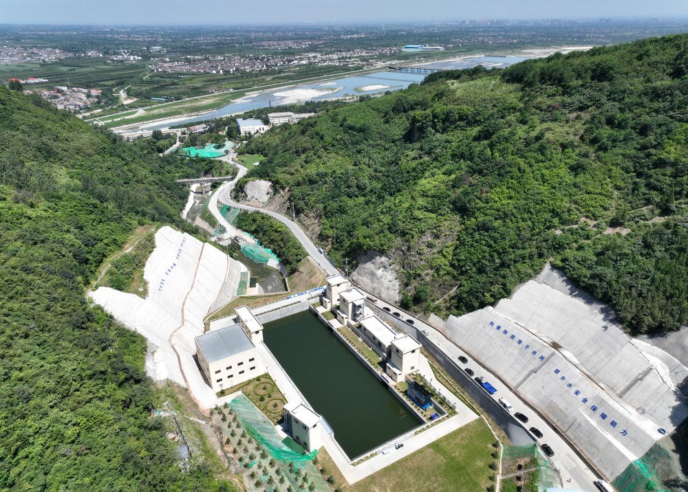 2023年7月16日，國(guó)家重大水利工程引漢濟(jì)渭工程成功實(shí)現(xiàn)先期通水，這是在陜西西安拍攝的黃池溝配水樞紐（無(wú)人機(jī)照片）。引漢濟(jì)渭工程全部建成投用后，可增加渭河入黃河水量年均6億至7億立方米。
