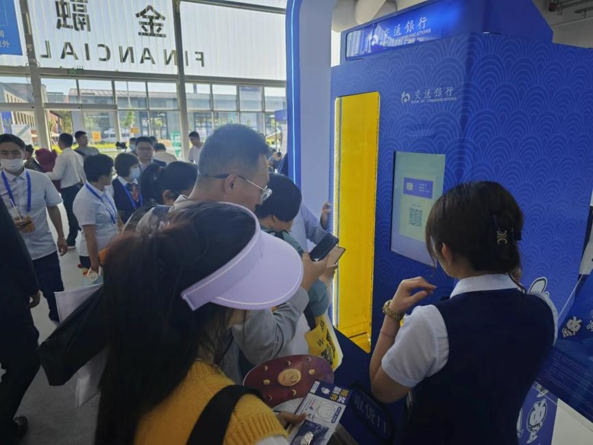 觀眾在金融服務(wù)展區(qū)體驗數(shù)字人民幣購物。人民網(wǎng)記者 黃盛攝