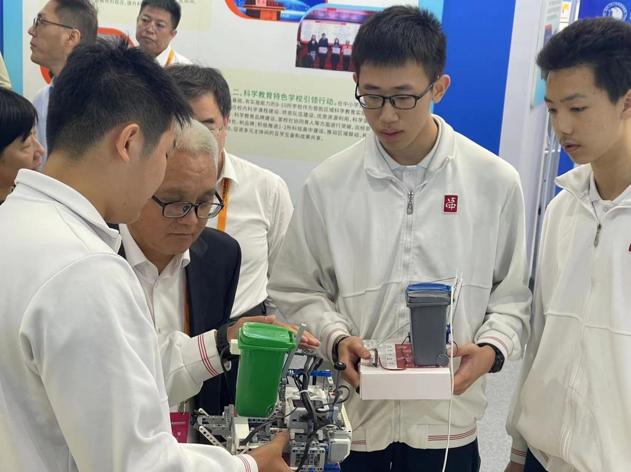 學生展示自主設計的智能作品。人民網記者 何旭攝