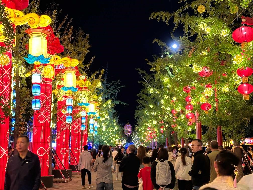 市民游客在2024年北京中秋國(guó)慶彩燈游園會(huì)欣賞彩燈。新華社記者楊淑君 攝