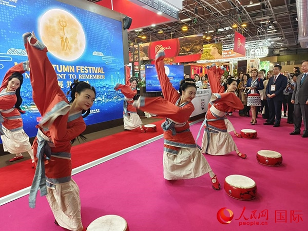 “你好！中國”展臺開幕式上的中國傳統(tǒng)舞蹈表演。人民網(wǎng)記者 尚凱元攝