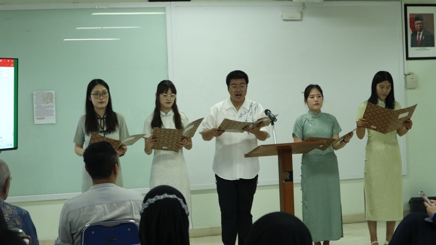 阿拉扎大學(xué)孔子學(xué)院志愿者教師表演詩(shī)朗誦?；顒?dòng)主辦方供圖