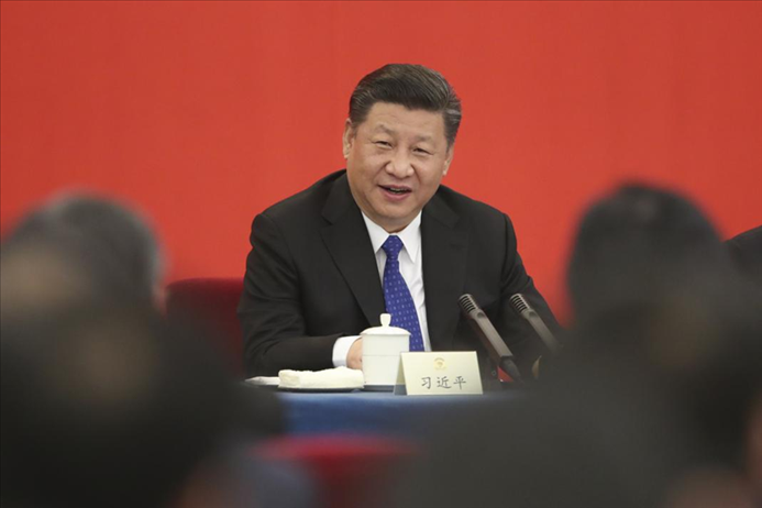 2018年3月4日下午，中共中央總書記、國家主席、中央軍委主席習(xí)近平看望參加全國政協(xié)十三屆一次會(huì)議的民盟、致公黨、無黨派人士、僑聯(lián)界委員，并參加聯(lián)組會(huì)，聽取意見和建議。 新華社發(fā)（盛佳鵬 攝）