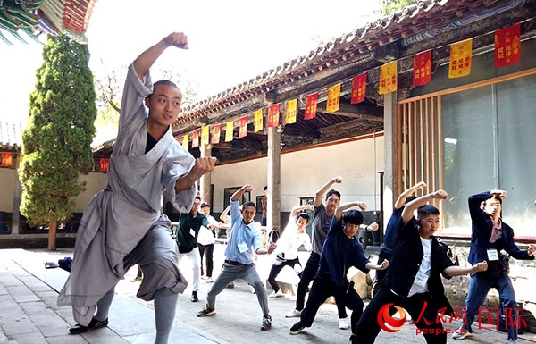 日本少林寺拳法青年代表團(tuán)體驗(yàn)體驗(yàn)少林十三拳。人民網(wǎng)記者 張靖攝