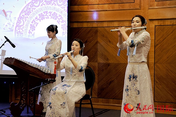 來自景德鎮(zhèn)的陶瓷音樂會(huì)在中秋佳節(jié)給英國倫敦的觀眾帶來了別樣的文化體驗(yàn)。人民網(wǎng)記者 邢雪攝