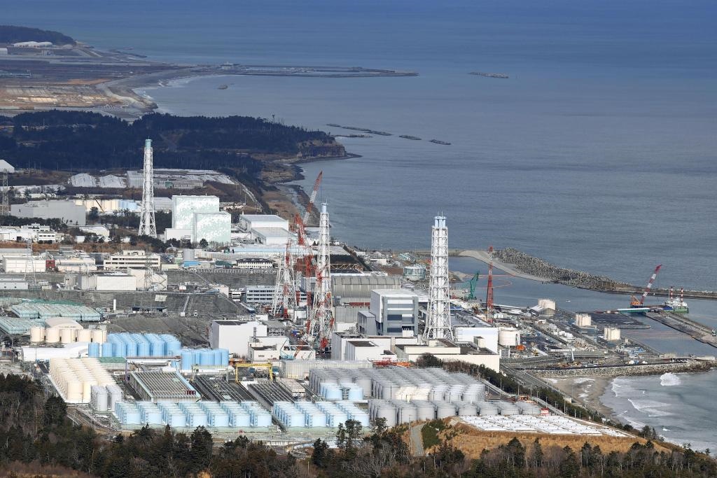 這是2021年1月8日拍攝的日本福島第一核電站和核污水儲水罐。（新華社/共同社）