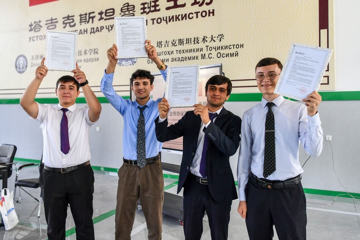 2024年7月3日，在塔吉克斯坦首都杜尚別，魯班工坊赴華留學生展示錄取通知書。新華社記者 曹陽 攝