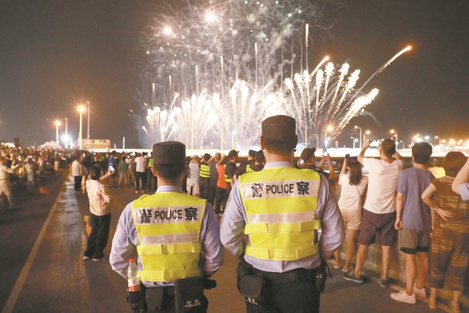 8月10日，黑龍江省哈爾濱市公安局松北分局民警輔警在啤酒大棚開展安全宣傳。史繼東攝