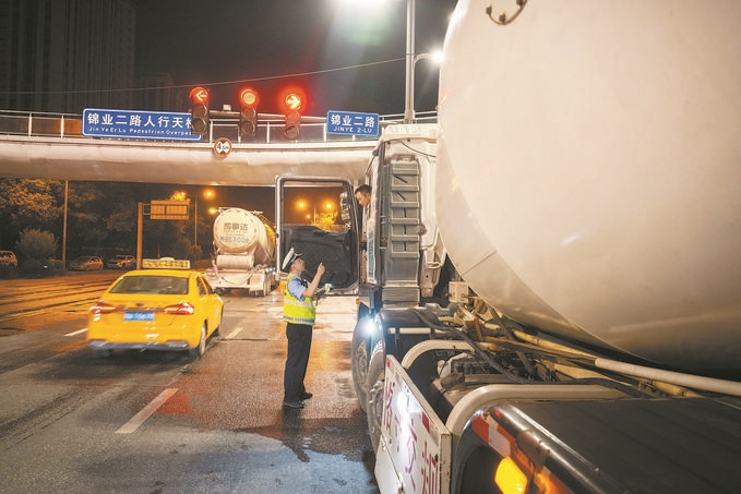 7月25日，陜西省西安市公安局交警支隊(duì)開展全市中重型貨車及面包車違法異地互查整治行動(dòng)。孫崇明攝