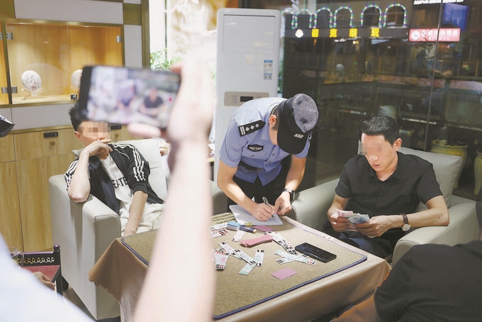 9月7日，云南省昆明市公安機(jī)關(guān)對(duì)棋牌室開展檢查。