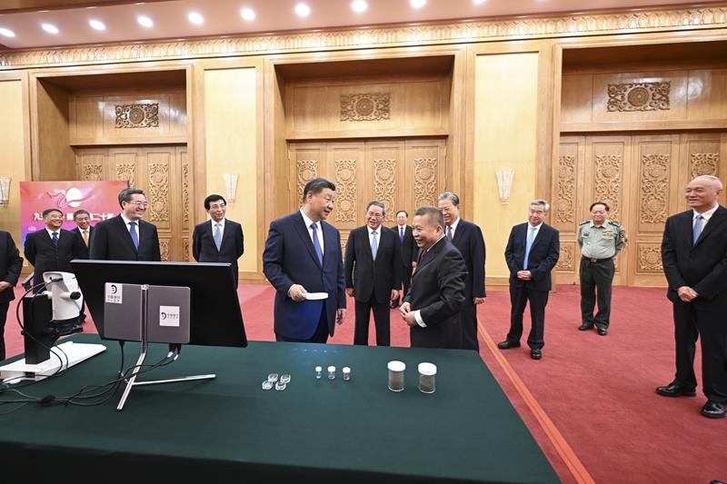 △2024年9月23日，習(xí)近平總書記等參觀月球樣品和探月工程成果展覽。