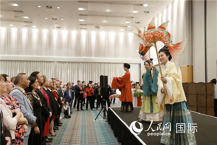 2、留學(xué)生表演了漢服展示《絲路霓裳》。邢雪攝
