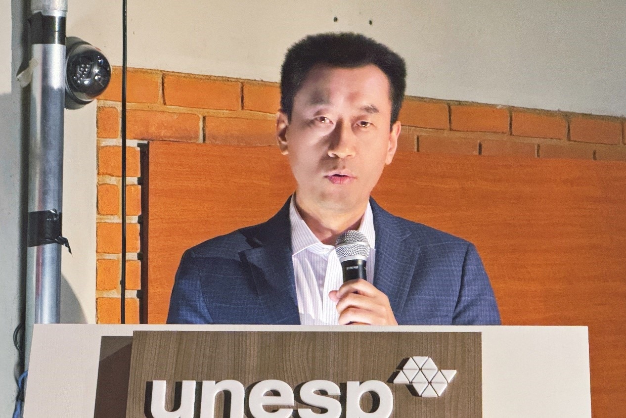 中國駐圣保羅總領(lǐng)事館副總領(lǐng)事田玉震在活動(dòng)中致辭。圣保羅州立大學(xué)孔子學(xué)院供圖