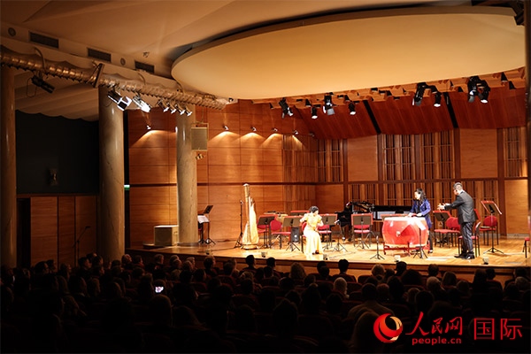 中國歌劇舞劇院的音樂家表演京劇曲牌《夜深沉》。人民網(wǎng)記者 禹麗敏攝