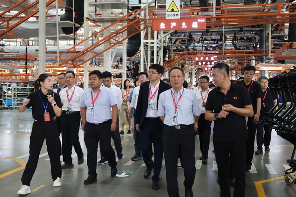 中央和國家機關定點幫扶工作推進會嘉賓調研當?shù)仄髽I(yè)。受訪者供圖