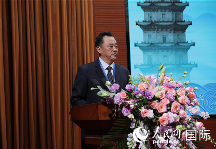 北京語言大學黨委書記倪海東在“走進中華文明——海絲印記 世遺泉州”主題人文交流活動中致辭。人民網(wǎng) 王婧攝